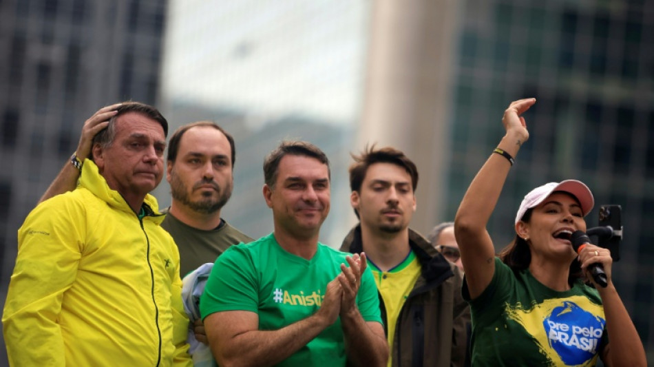  Os Bolsonaro: uma hist&oacute;ria de poder, pris&atilde;o e ex&iacute;lio 