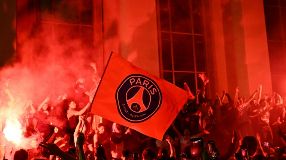 Torcedores do PSG celebram título histórico em Paris