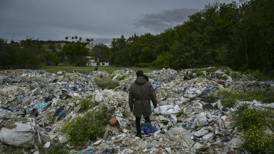 Grèce : des montagnes de déchets sur les berges d'une rivière d'Athènes 