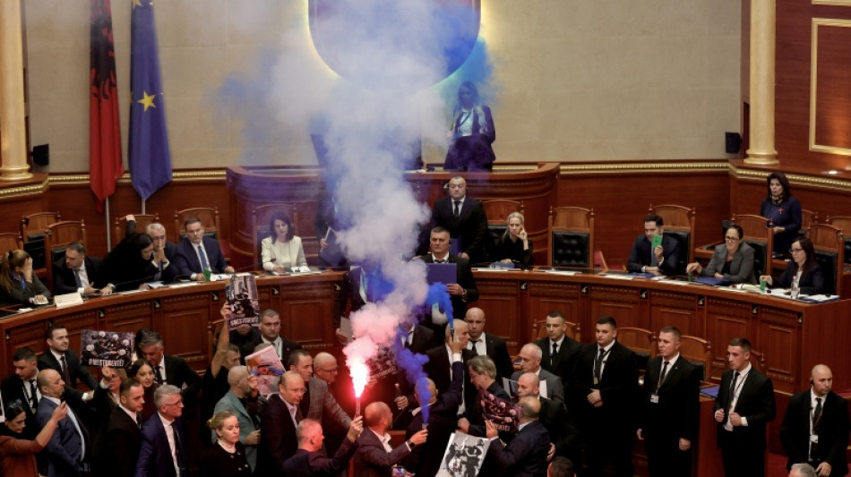  Albanie : apr&egrave;s la rue, le Parlement s'enflamme 