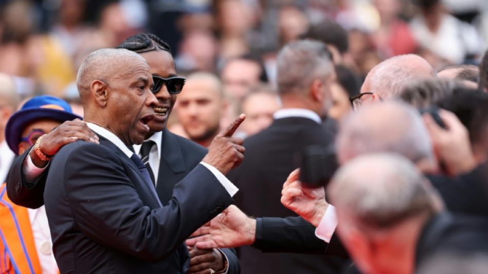 Denzel Washington discute com fotógrafo no tapete vermelho de Cannes
