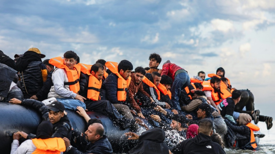 GB: mais de 50 mil migrantes cruzaram canal da Mancha desde posse de premiê trabalhista