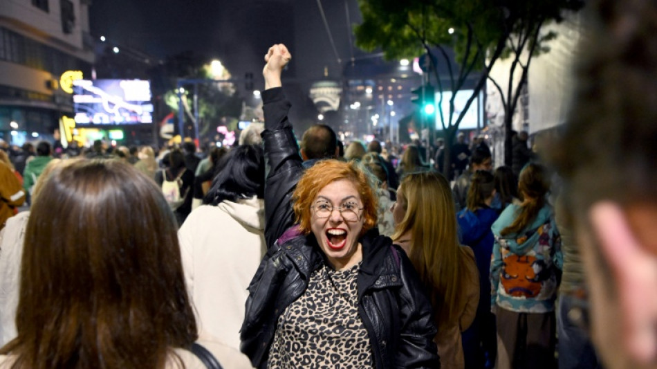  En Serbie, immense liesse populaire apr&egrave;s la chute du "tyran" Vucic 