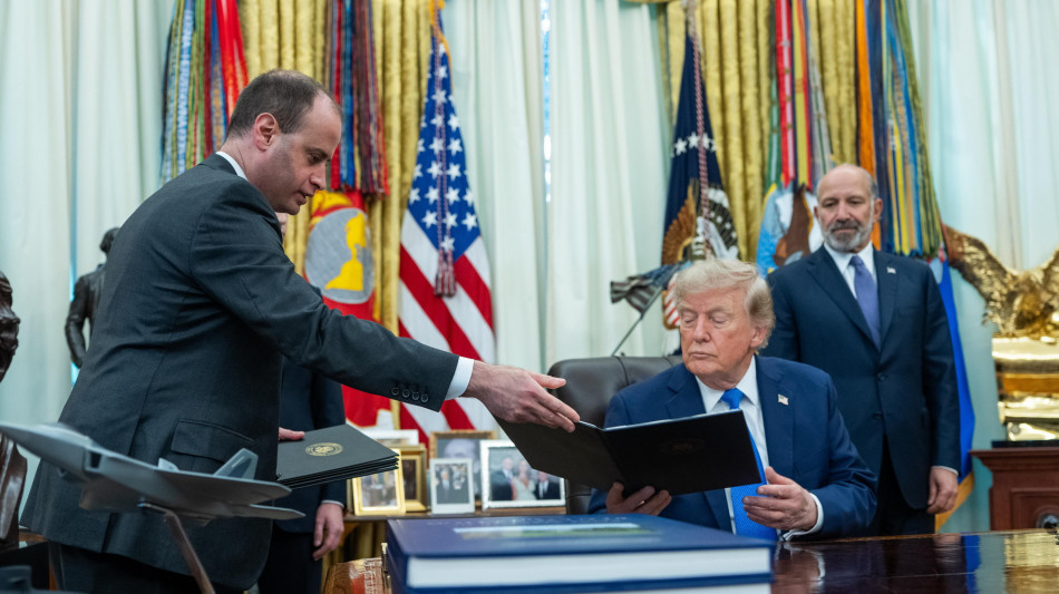  Trump sostituisce il suo consigliere legale, Scharf al posto di Warrington 