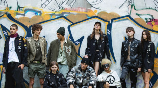 I modelli di Yezael sfilano in corteo per la pace a Milano