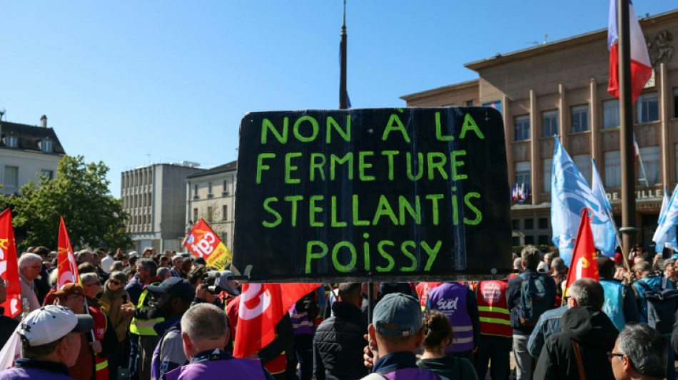  A Poissy, des ouvriers de Stellantis mobilis&eacute;s contre la "casse de l'emploi" 
