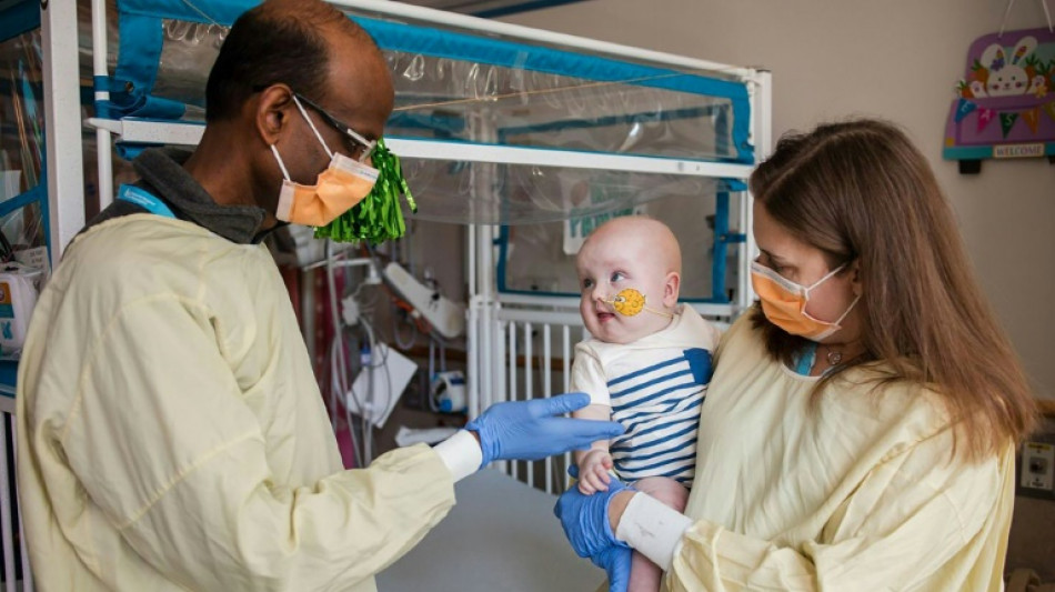 Un bebé recibe el primer tratamiento genético personalizado del mundo