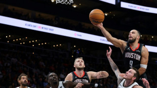 LeBron James vio la acci&oacute;n junto a su hijo en el triunfo de los Sixers sobre los Lakers