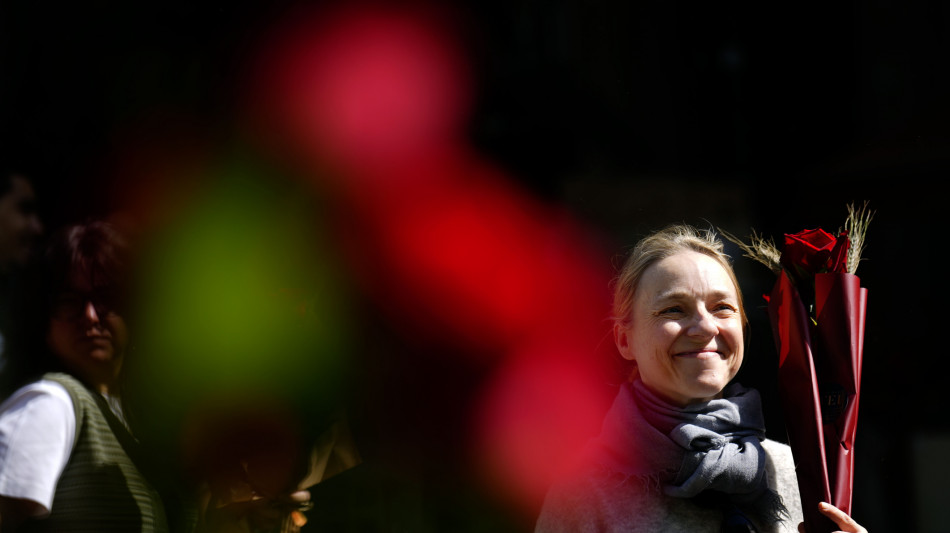  Barcellona si inonda di libri e rose per la festa di San Jordi 