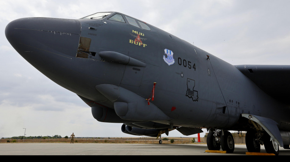  'B-52 precipitato poco dopo il decollo alla base di Edwards, in California' 