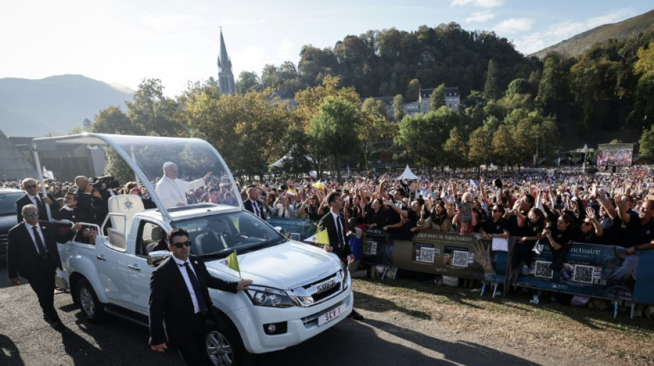  A Lourdes, les p&egrave;lerins s&eacute;duits par un pape "simple" et proche des plus vuln&eacute;rables 