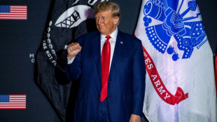 Inculp&eacute;, Trump accuse Biden de l'emp&ecirc;cher de faire campagne