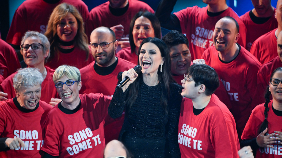  All'Ariston il coro dell'Anffas canta Si pu&ograve; dare di pi&ugrave; 