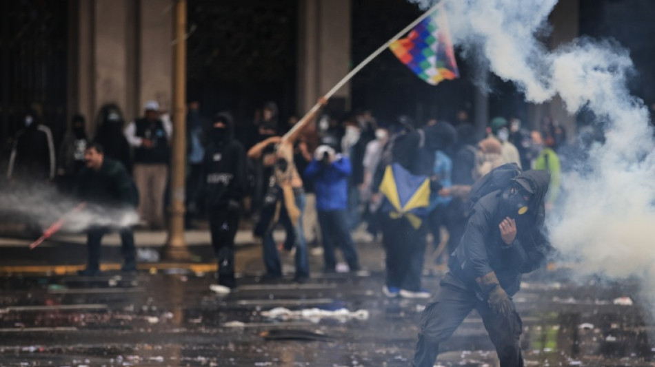  Professores e estudantes protestam na Argentina contra cortes nas universidades 