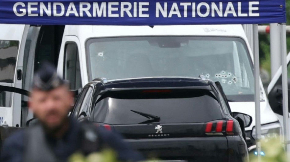 Attaque mortelle d'un fourgon p&eacute;nitentiaire: les malfaiteurs recherch&eacute;s, actions devant les prisons