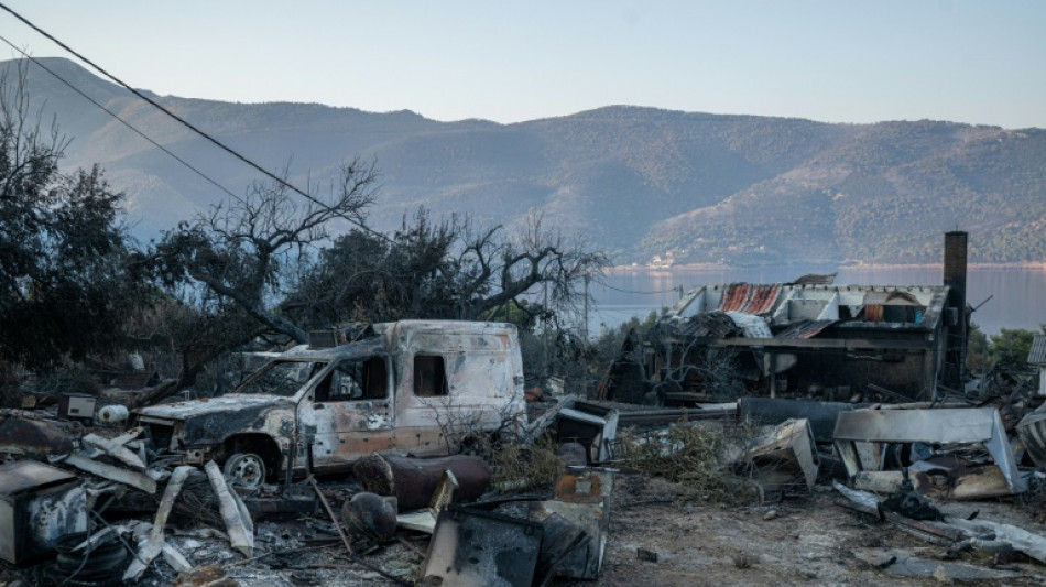  Un alcalde y otras dos personas detenidas por el incendio cerca de Atenas 
