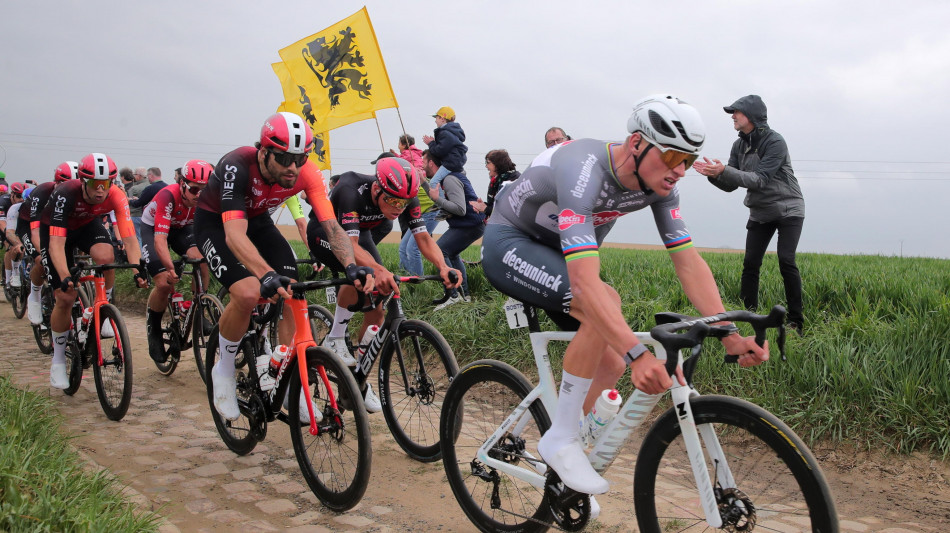 Ciclismo: lancia borraccia contro Van der Poel, in commissariato