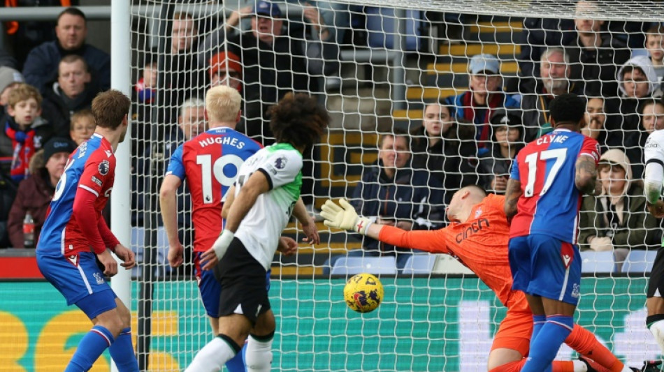Liverpool vence Crystal Palace (2-1) e &eacute; l&iacute;der provis&oacute;rio do Ingl&ecirc;s; United &eacute; goleado em casa