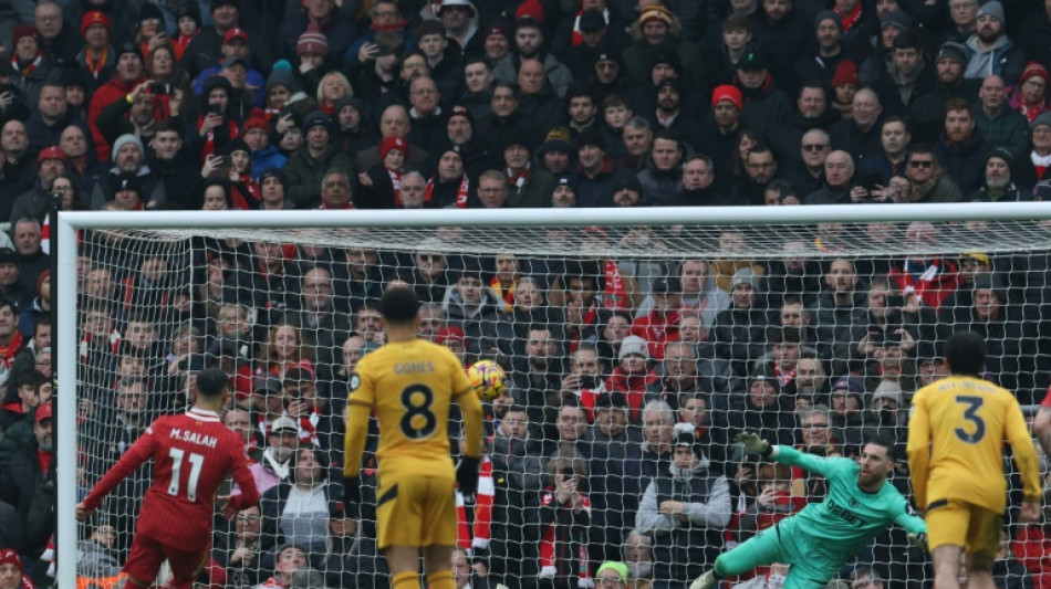 Liverpool vence Wolverhampton e mant&eacute;m vantagem lideran&ccedil;a; Tottenham afunda United