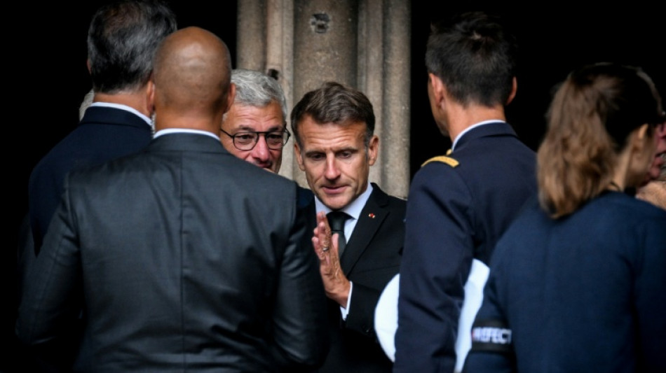  Macron rend un dernier hommage &agrave; "Fanfan" Patriat, fid&egrave;le parmi les fid&egrave;les 