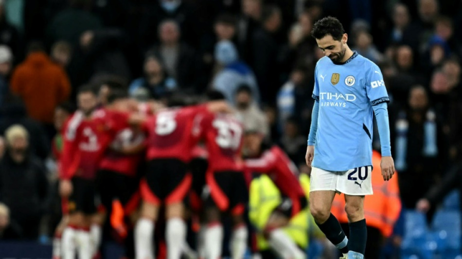 United vira no fim e vence City (2-1); Chelsea segue na vice-lideran&ccedil;a