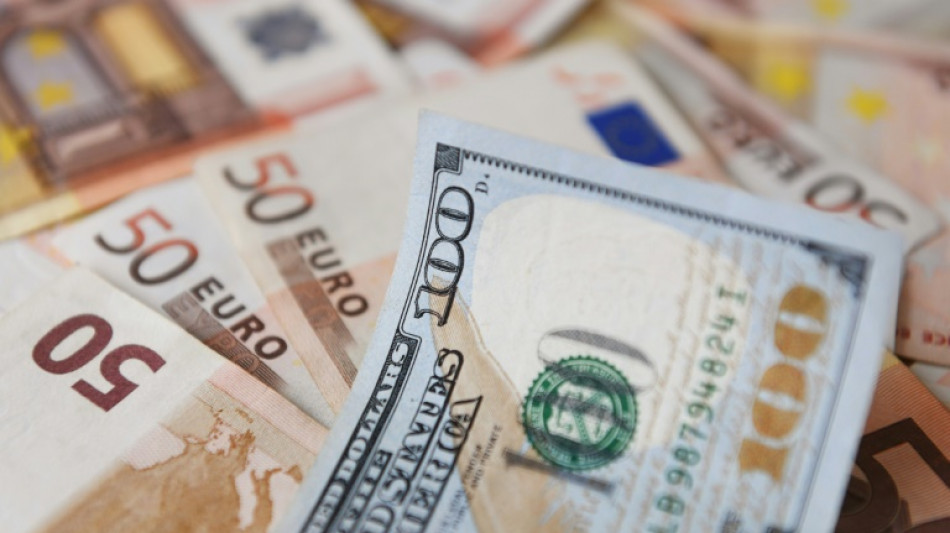 L'euro passe sous un dollar, une premi&egrave;re depuis 2002, avant de rebondir
