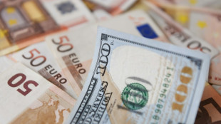 L'euro passe sous un dollar, une premi&egrave;re depuis 2002, avant de rebondir