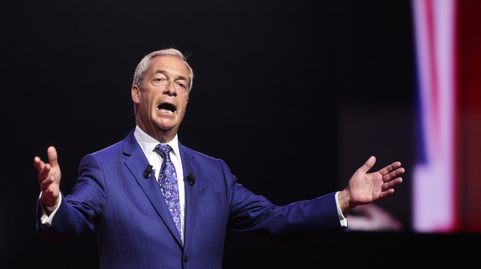  Farage risponde alla linea dura di Burnham sui migranti, 'con noi blocco navale' 