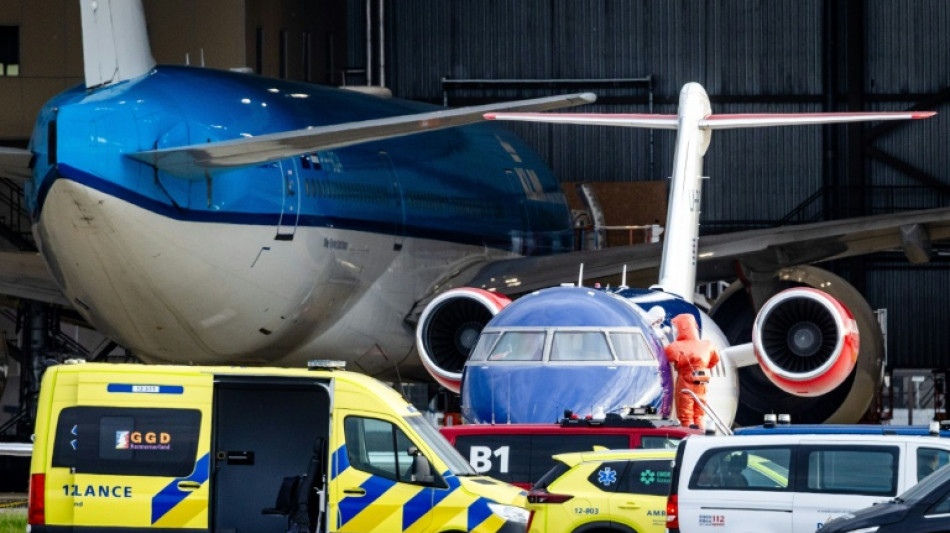  Feuerwehr bringt deutsche Hantavirus-Verdachtsperson von Amsterdam nach D&uuml;sseldorf 
