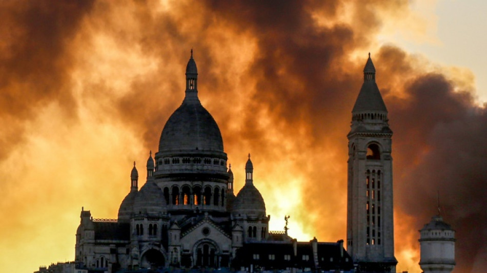 Controlado el espectacular incendio en un centro de desechos de Par&iacute;s