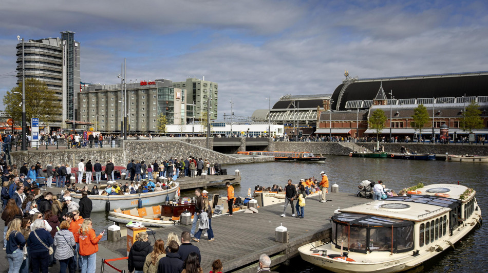  Amsterdam oscura la pubblicit&agrave; di attivit&agrave; che alimentano la crisi climatica 