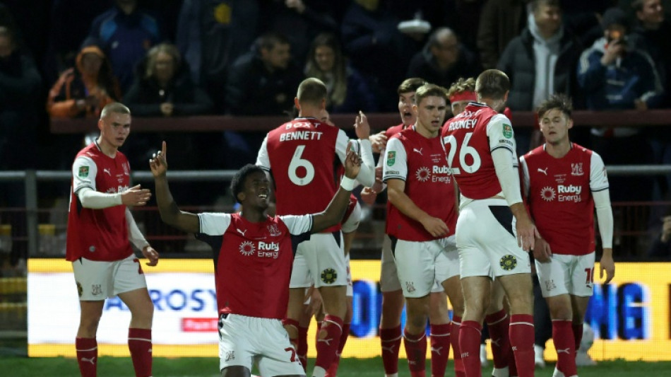  Bruno Guimar&atilde;es perde p&ecirc;nalti e Arsenal cai na Copa da Liga contra Fleetwood&nbsp;Town 