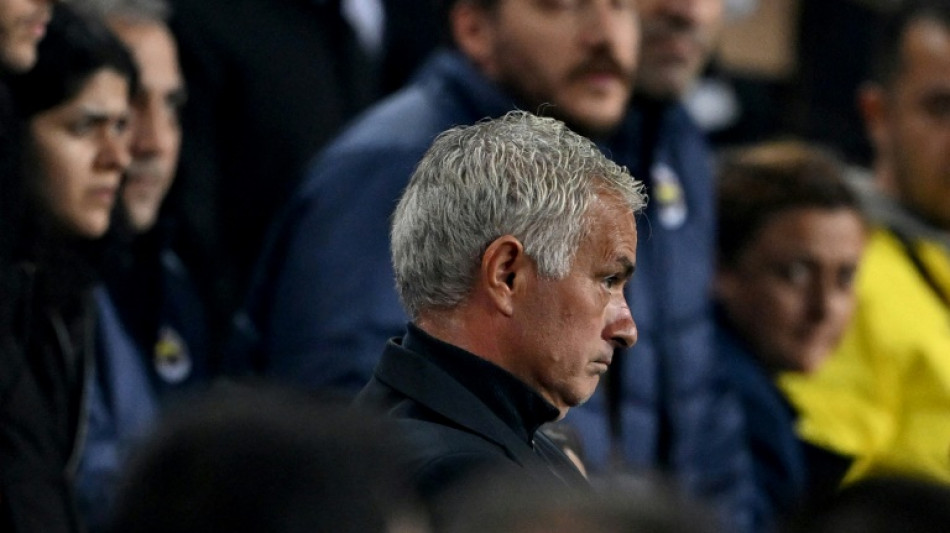 Manchester United empata com Fenerbah&ccedil;e (1-1); Mourinho &eacute; expulso