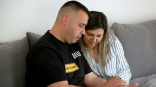 Un Cor&aacute;n diminuto pasa de mano en mano en una familia albanesa