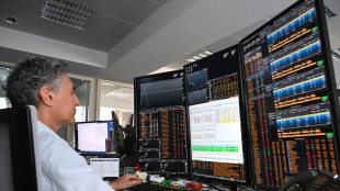 Borsa: Milano in calo con l'effetto dividendi, in luce le banche