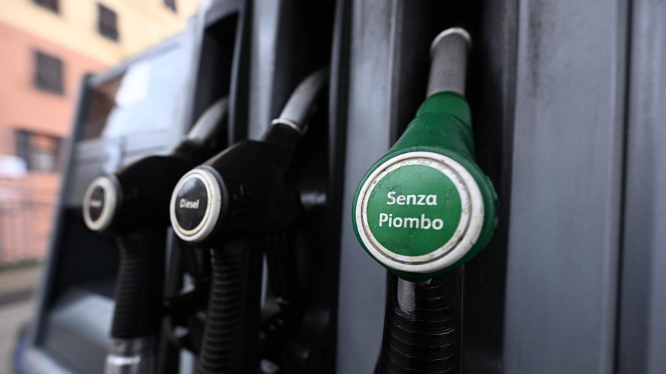  Mimit, benzina self a 1,934 euro sulle strade ordinarie 