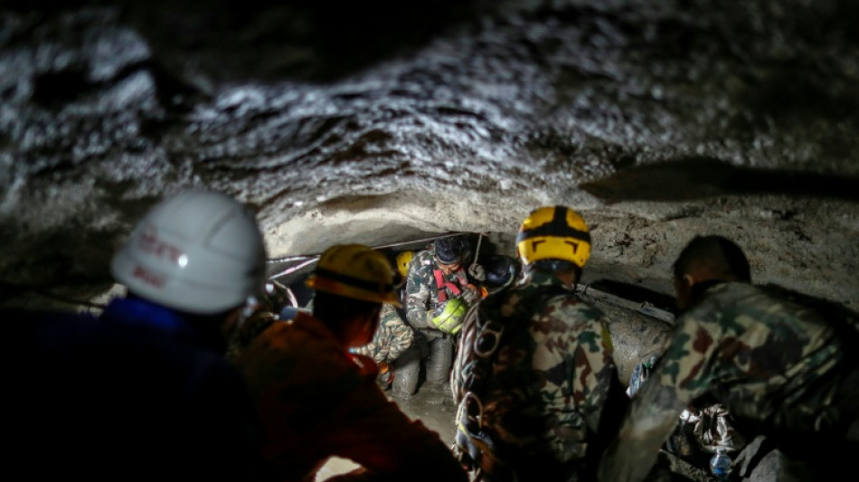  N&eacute;pal: un miracul&eacute; raconte comment il a surv&eacute;cu en buvant de l'eau boueuse dans un tunnel  