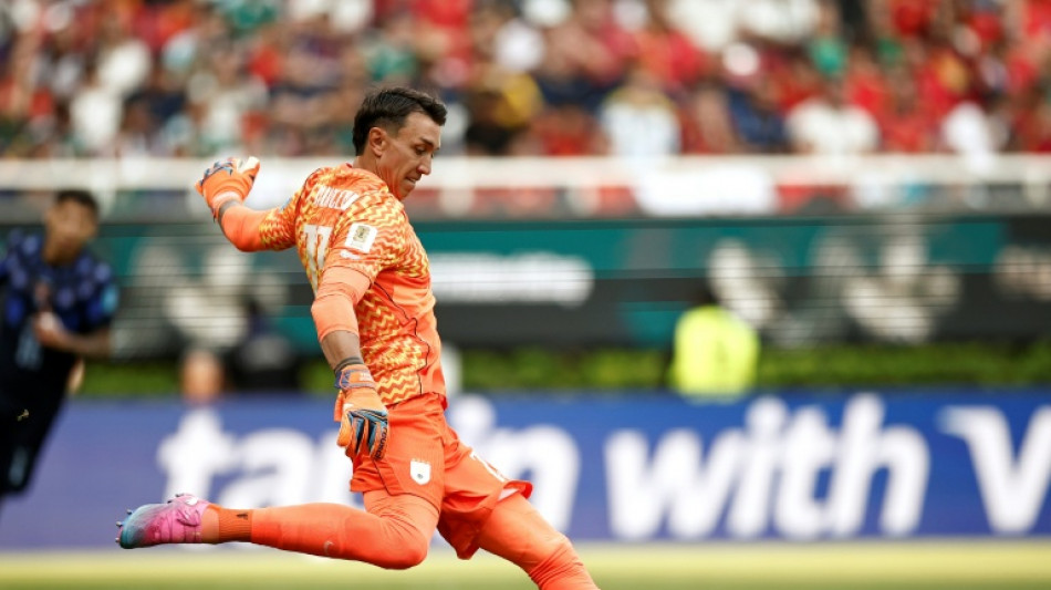  Muslera decidiu n&atilde;o jogar 2&ordm; tempo ap&oacute;s falha que eliminou Uruguai da Copa, diz Bielsa 