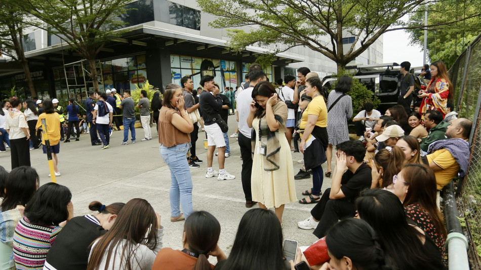 Notte all'aperto nelle Filippine dopo duplice terremoto