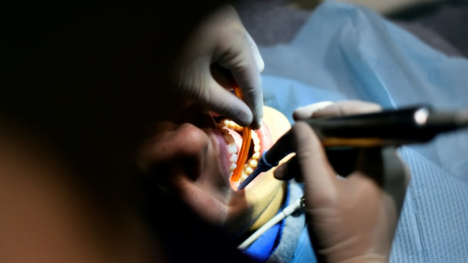  "Arracher, implanter, facturer!": sept ann&eacute;es de prison requises contre un dentiste jug&eacute; pour des mutilations 