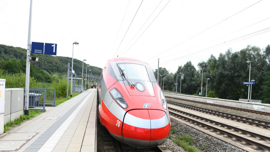  Cambia abbonamento a Av Trenitalia, meno caro ma prenotazione diventa a pagamento 