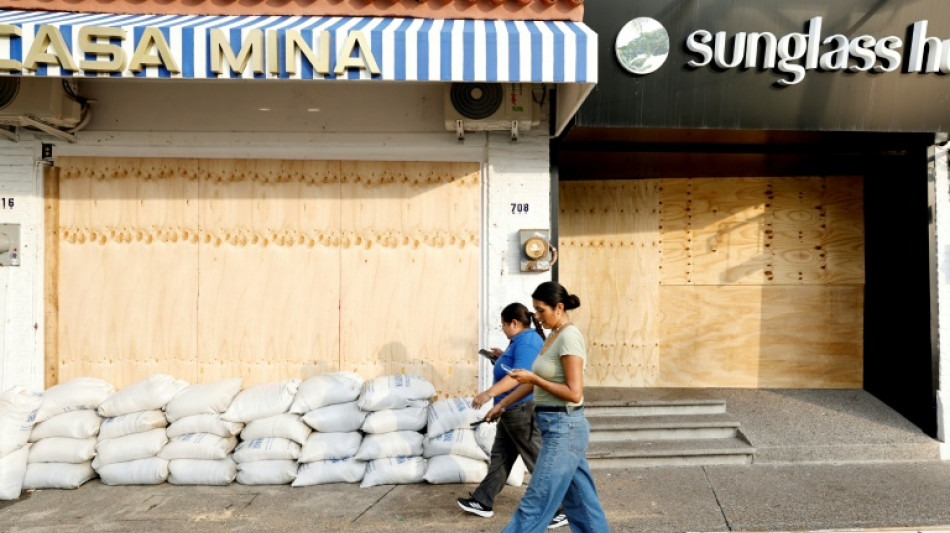  Hurricane Simon strengthens as it nears western Mexico 