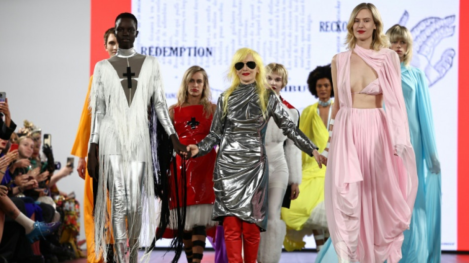Morre estilista Pam Hogg, cuja moda 'punk rock' vestiu Rihanna e Lady Gaga