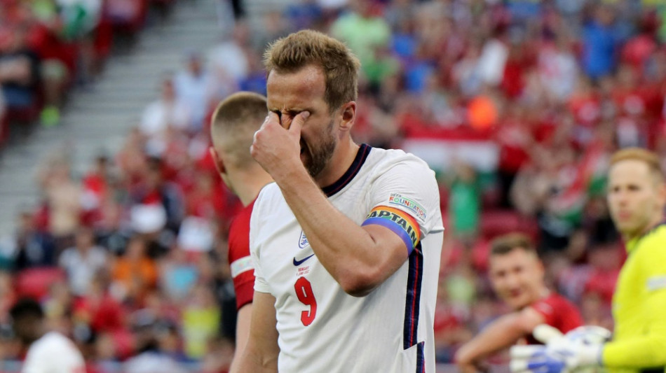 England startet mit Niederlage - Buhrufe w&auml;hrend Kniefall