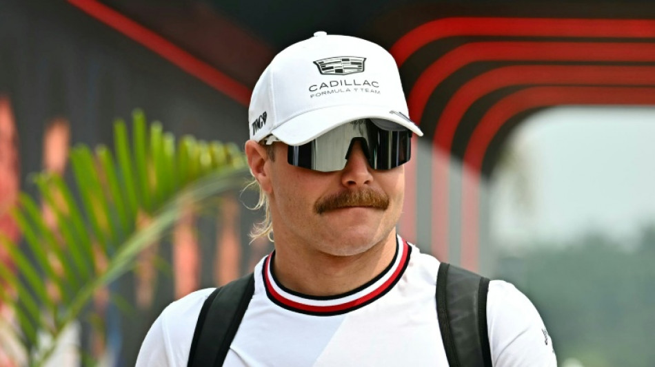  El piloto finland&eacute;s de F1 Bottas viaja de Sepang a Singapur en bicicleta 