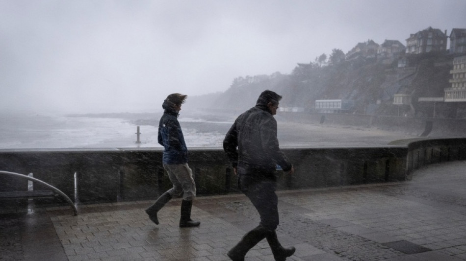  La temp&ecirc;te Austen poursuit sa route vers le Nord-est, 242.000 foyers sans &eacute;lectricit&eacute; 