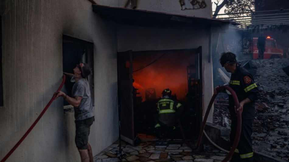 Les incendies continuent de faire rage en Grèce, qui attend l'aide de ses voisins