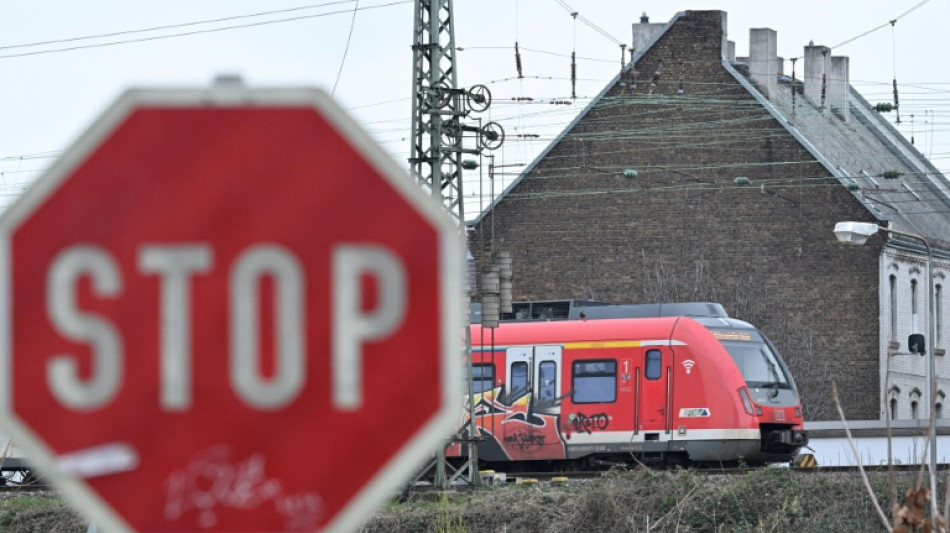  Radlader ger&auml;t mit Heck auf Bahngleise: Zusammensto&szlig; mit S-Bahn in Bayern 