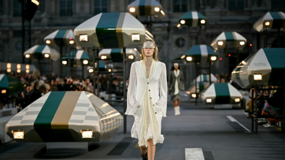  Louis Vuitton encerra Semana de Moda de Paris com viagem ao futuro 