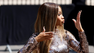 Investigan a Cardi B por lanzar un micr&oacute;fono al p&uacute;blico